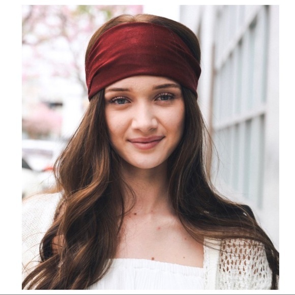 Boho Chic Batiste Wide Headband
Textured Satin-Black - Picture 7 of 9